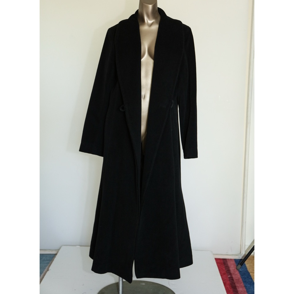 Beautiful Dana Buchanan Vintage floor legnth velvet style coat size 8